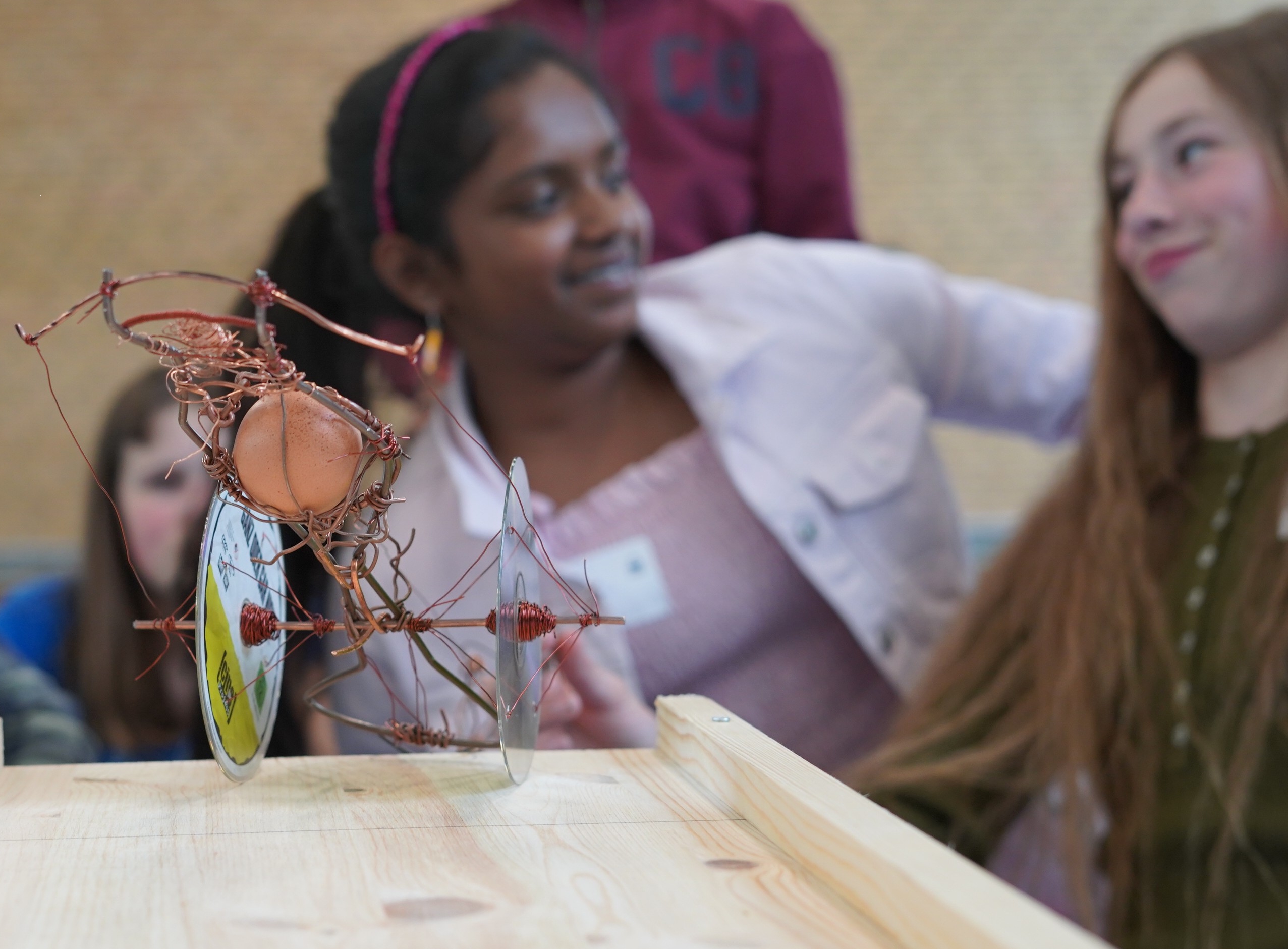 Startrampe mit Gefährt. Ishana und Fritzi bereiten alles für den Start vor.